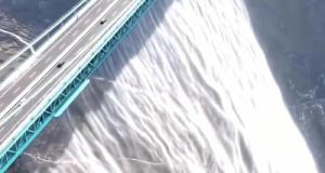 Le plus haut pont du monde cache une incroyable cascade artificielle de 300 mètres