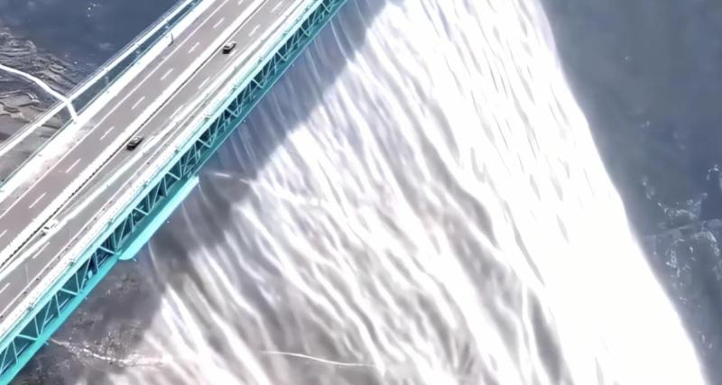 - Le plus haut pont du monde cache une incroyable cascade artificielle de 300 mètres