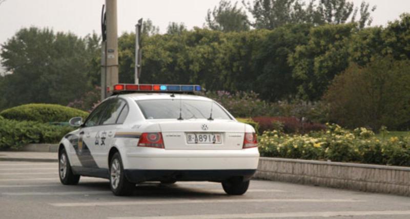 En route vers le commissariat, il tente de sauter de la voiture des gendarmes en marche