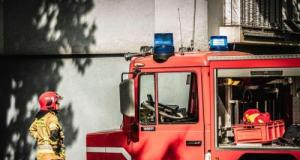 Un véhicule part dans le talus et s'encastre sous un pont avec 4 enfants et 2 adultes à bord