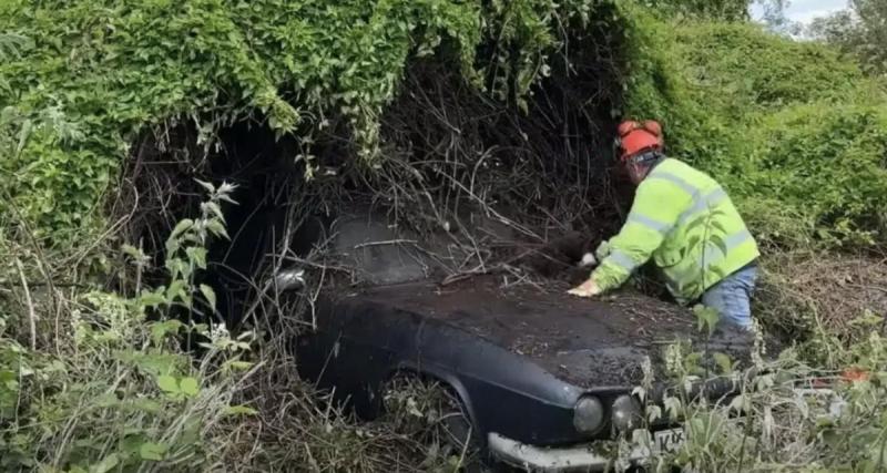 En taillant une haie, ils découvrent une voiture de sport rare liée à la famille royale britannique