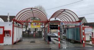 Pendant la canicule, cette conductrice lave sa voiture avec 2 litres d’eau seulement