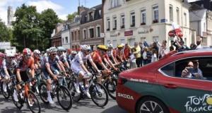 Tour de France : une voiture de presse percute des spectateurs à Ussel, huit blessés après le malaise du conducteur