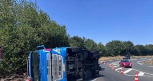 Au volant d'un poids lourd de 44 tonnes, il perd le contrôle et finit sur le côté... avec sa cargaison de métaux