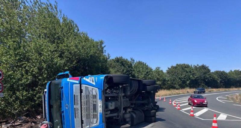  - Au volant d'un poids lourd de 44 tonnes, il perd le contrôle et finit sur le côté... avec sa cargaison de métaux