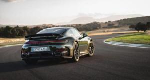 À 85 ans, il dépasse le million de kilomètres au volant de la même Porsche 911 Turbo depuis 1976