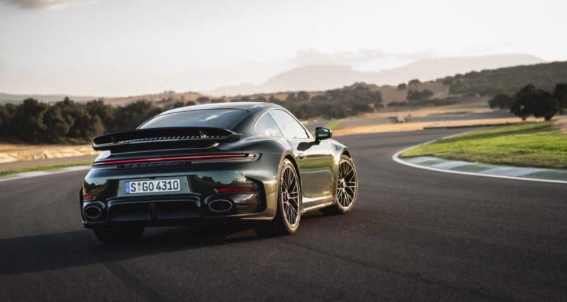 À 85 ans, il dépasse le million de kilomètres au volant de la même Porsche 911 Turbo depuis 1976