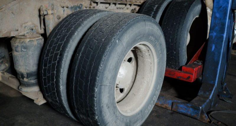 - Endormi au volant à 50 ans : son poids lourd se renverse sur l'autoroute et paralyse la circulation