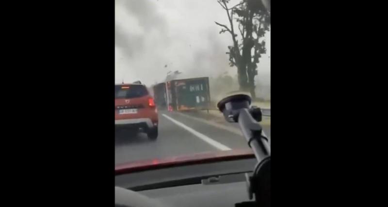  - Ces camions se renversent sur l'autoroute, nuit de chaos à cause des orages