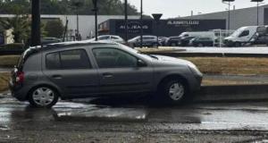 Une voiture emportée par les eaux dans un parking de supermarché finit bloquée contre une barrière