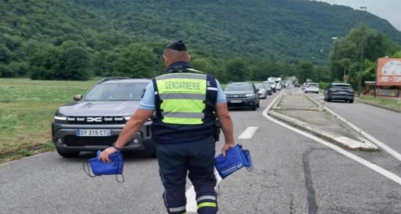 Il cache 12 kg de tabac dans un double fond par l’allume-cigare : les douaniers découvrent un dispositif ingénieux