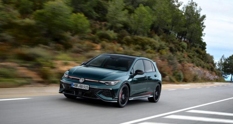 Carlos Sainz Jr possède des Ferrari à plusieurs millions… mais c’est sa Volkswagen Golf GTI qu’il préfère