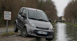 Une voiture sans permis finit en équilibre au bord d’un canal