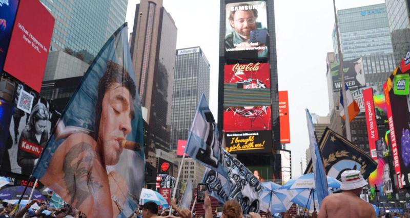  - Espagne - Argentine : l'image folle de Times Square, envahi par les supporters argentins