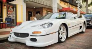 Cette voiture ressemble à une Ferrari F50… mais ce n’est pas du tout une vraie