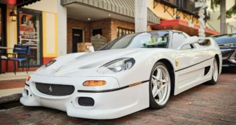 Cette voiture ressemble à une Ferrari F50… mais ce n’est pas du tout une vraie