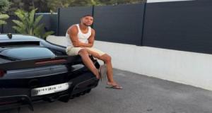 Amine Harit pose fièrement avec sa Ferrari SF90 Stradale à 500 000 euros