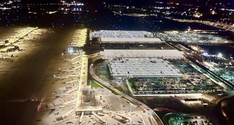  - Il loue une voiture à l'aéroport et doit payer 375€ à la remise à cause de l'IA