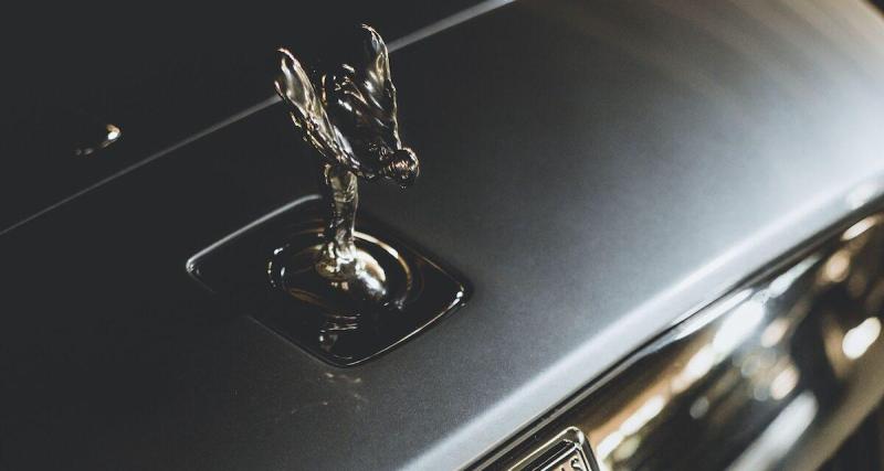 Après une « simple » erreur de manœuvre, il endommage sa Rolls-Royce, qui ne résiste pas au choc… (vidéo)
