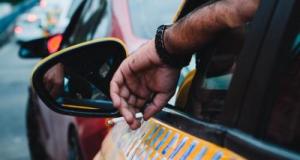 Vous voyez un mégot jeté d'une voiture ? Voici exactement ce que vous devez faire selon la gendarmerie
