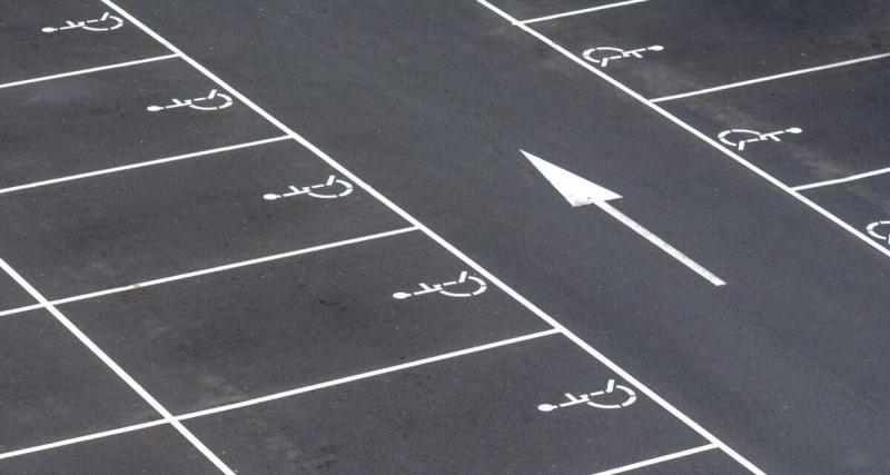 Elle achète un SUV trop grand pour sa place de parking et déplace les marquages : ses voisins l'attaquent en justice