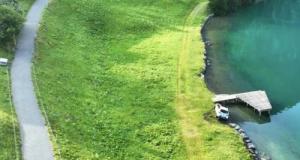 Ivre après la victoire de l’Espagne, il abandonne sa voiture embourbée au bord d’un lac
