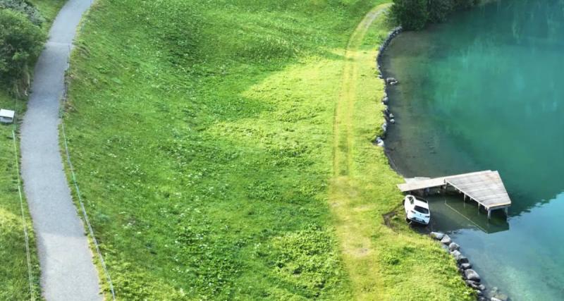 Ivre après la victoire de l’Espagne, il abandonne sa voiture embourbée au bord d’un lac