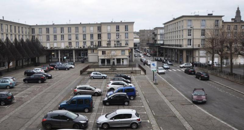  - Elle agrandit sa place de parking pour garer sa nouvelle voiture : ses voisins l’attaquent en justice sans réussir à prouver la fraude