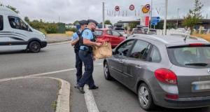 Des Gendarmes sur l'autoroute pour une raison surprise : ils ne verbalisent pas, ils offrent de l'eau et des conseils aux conducteurs