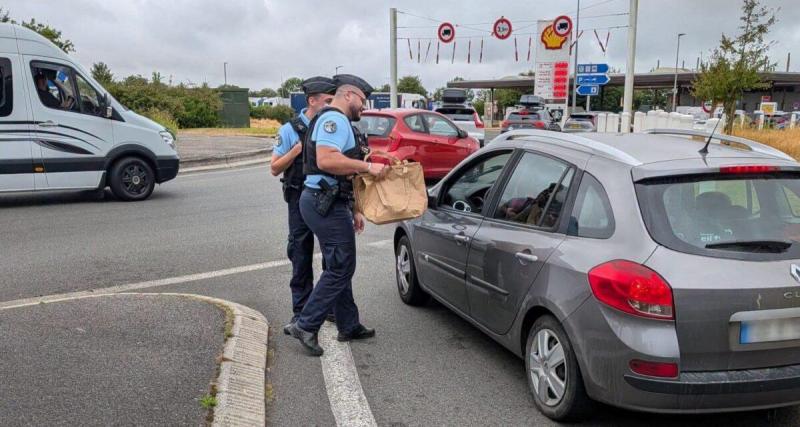 Des Gendarmes sur l'autoroute pour une raison surprise : ils ne verbalisent pas, ils offrent de l'eau et des conseils aux conducteurs