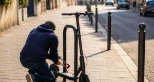 Trottinettes, vélos électriques : il en vole 7 en quelques semaines, les revend au rabais… et finit menotté grâce à la vidéosurveillance