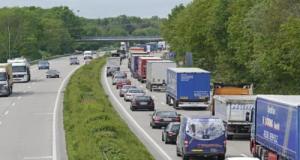 Un poids lourd tente un demi-tour dangereux et bloque la circulation pendant deux heures