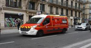 Surpris par le freinage d'un motard, un conducteur de fourgon percute deux voitures en stationnement dans une collision en cascade