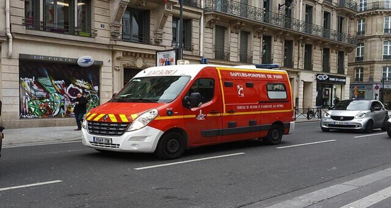  - Surpris par le freinage d'un motard, un conducteur de fourgon percute deux voitures en stationnement dans une collision en cascade