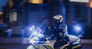 Fractures ouvertes, choc violent : un policier motard renversé en pleine urgence par un conducteur qui changeait de voie