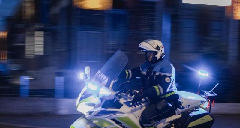 Fractures ouvertes, choc violent : un policier motard renversé en pleine urgence par un conducteur qui changeait de voie