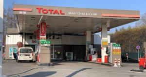 Le prix des carburants baisse-t-il plus lentement que celui du pétrole ?
