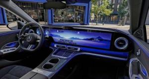 Mercedes propose un écran central d'un mètre mais milite pour les boutons