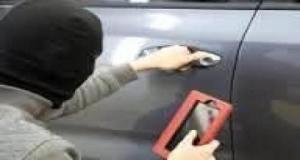 Votre voiture garée dehors est une cible : ce que vous laissez à l'intérieur peut vous coûter très cher cet été