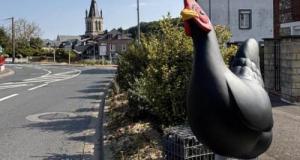 La poule géante de Pavilly reprend sa place après avoir été percutée par une voiture