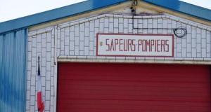 Une Citroën C3 se retourne sur le toit à deux pas de la caserne des pompiers