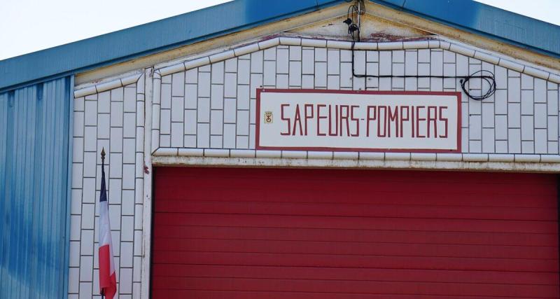 Une Citroën C3 se retourne sur le toit à deux pas de la caserne des pompiers