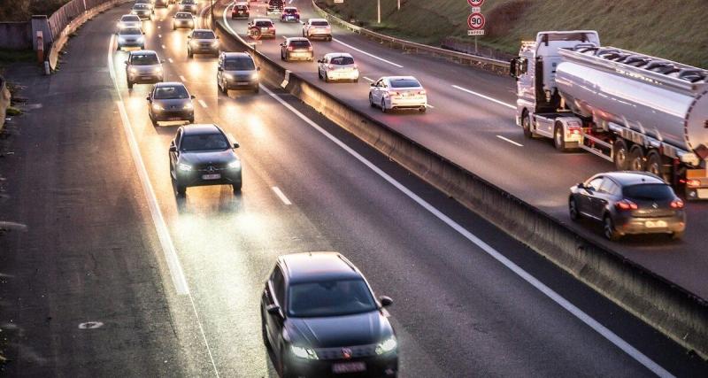 Insolite : un carambolage a eu lieu sur une autoroute… à cause d’un ballon dégagé lors d’un match de football ! (vidéo)