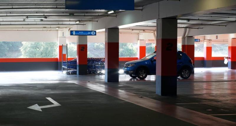 Carrefour met un stop aux voitures électriques sur ses parkings