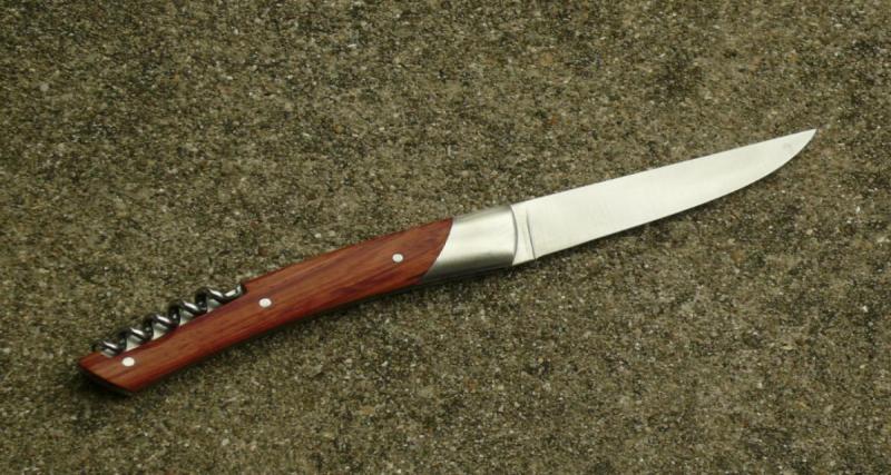 Il vole dans une voiture ouverte et tombe sur la police : un couteau retrouvé sur lui