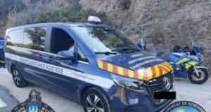 Gyrophares, bandes blanches, bleu foncé… Son van ressemble trait pour trait à un véhicule de gendarmerie : il est convoqué en justice