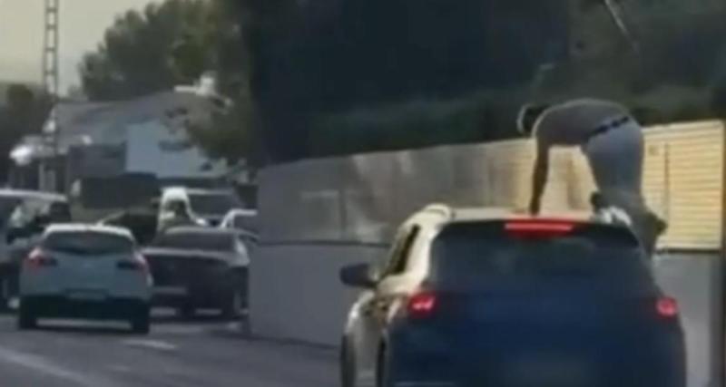  - Il monte sur le toit d’une voiture en marche et se fait arrêter par la police