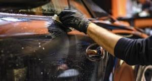 Il lave sa voiture en pleine rivière alors que la sécheresse frappe le département