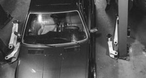 Percutée, sa voiture finit… parfaitement garée dans un garage : les images sont surréalistes (vidéo)