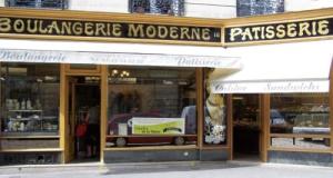 Un SUV termine dans la vitrine d’une boulangerie, plusieurs personnes sous le choc